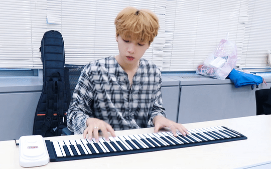 정세운 뒤통수 톡치고 도망가고 싶다 | 인스티즈