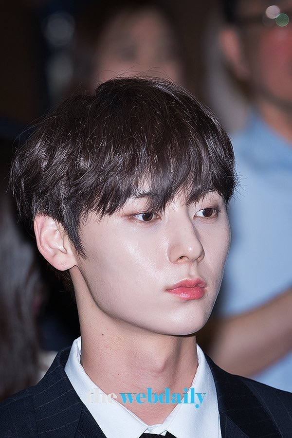 황민현 넌 정말 크고 잘생겼다... 짱이야... | 인스티즈