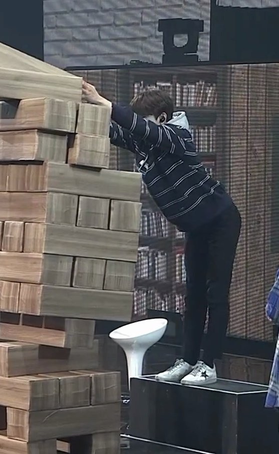 힘들 때는 대왕젠가 옮기는 진영이를 보자 | 인스티즈