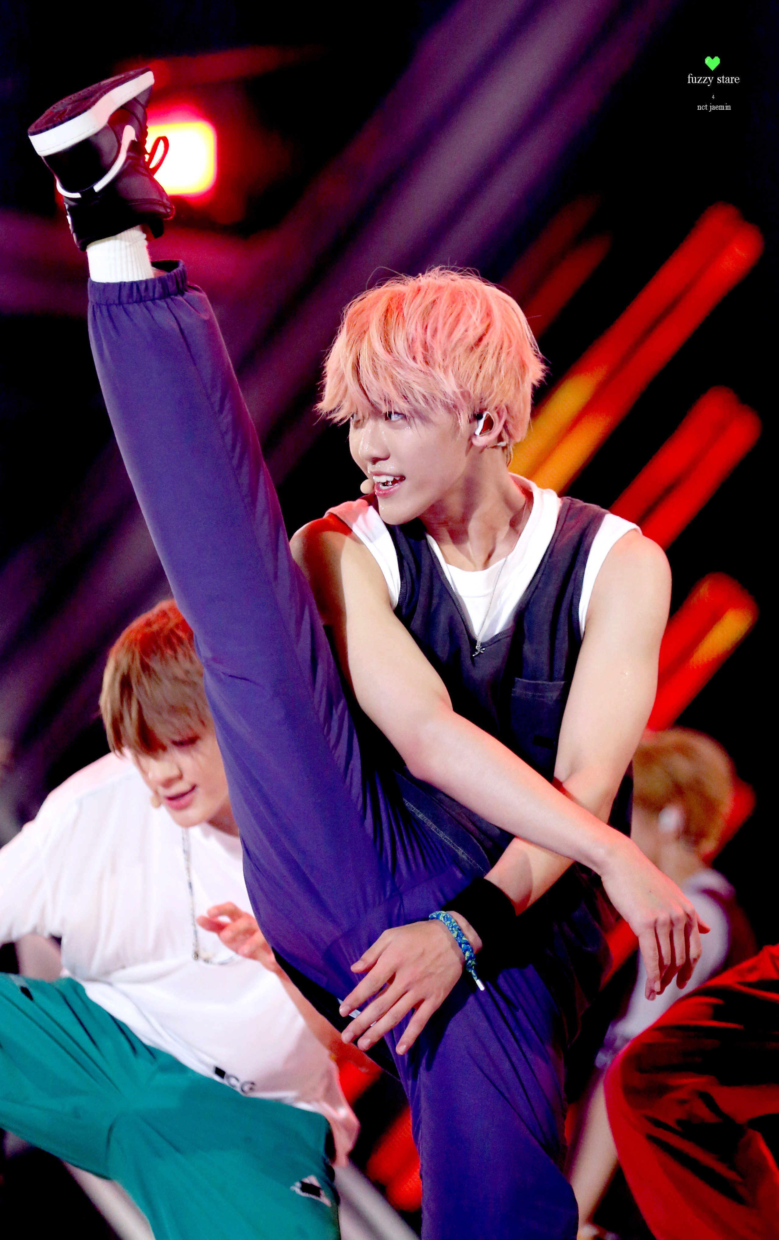 나재민 다리 찢기 짤 이거 2개 말고 더 있는 분 ? ㅠㅠㅠㅜㅜ | 인스티즈