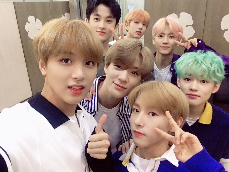 마크만 흑발이니까 진짜 눈에 확 튄다ㅋㅋㅋㅋㅋ | 인스티즈