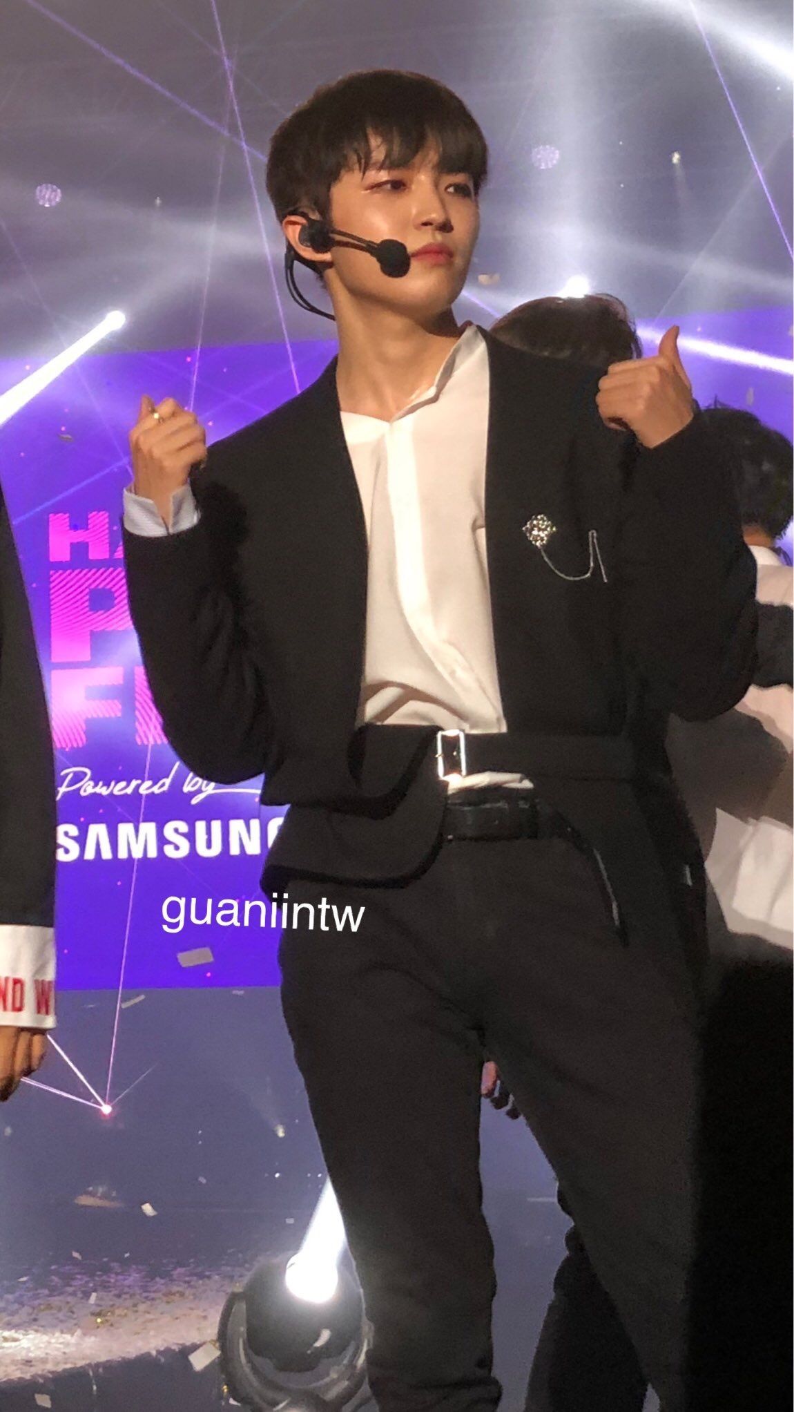 김재환 코디 맨날 맨투맨같은 박시핏 자주입혀서 몰랐는데 진짜 몸매 드러내니까 너무 이쁨 | 인스티즈