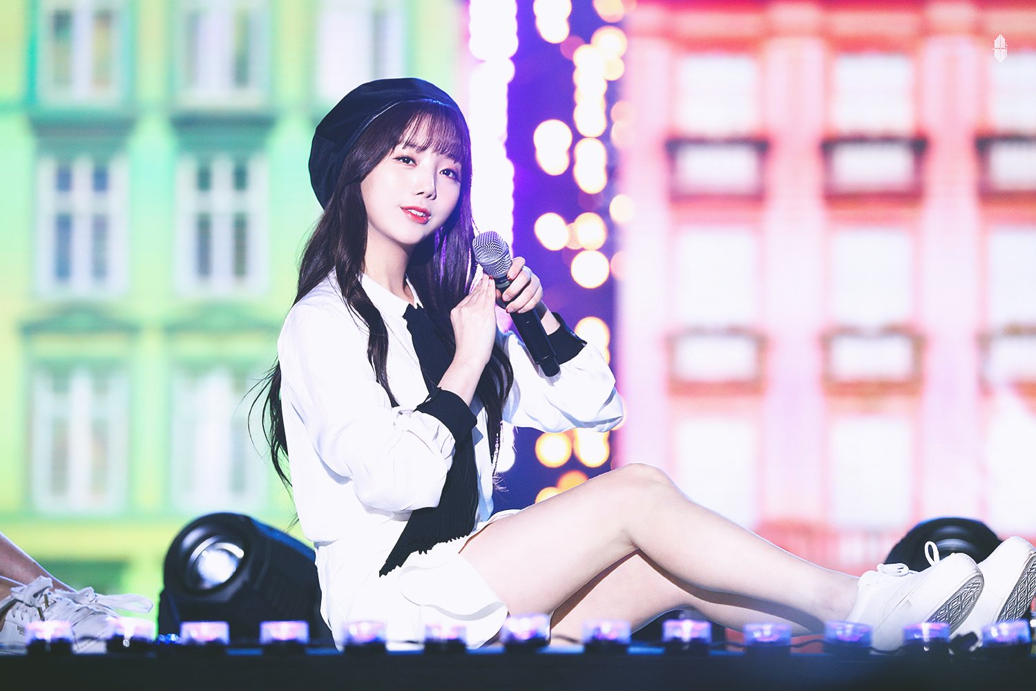 케이 이렇게 앉아있는거 되게 분위기 예쁘다ㅠㅠㅠㅠㅠ | 인스티즈