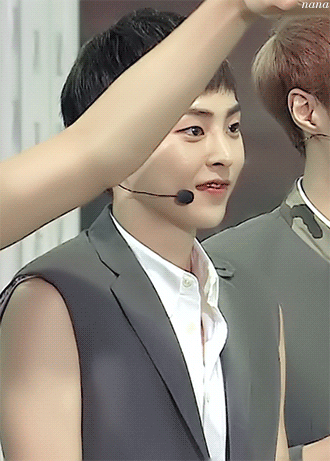 너희가 7개월간 속세를 떠나 살아야 하는데 다음의 시우민 짤 중 두개만은 매일 아침 저녁으로 보게해줌 그럼 너희 뭐 고를래 | 인스티즈