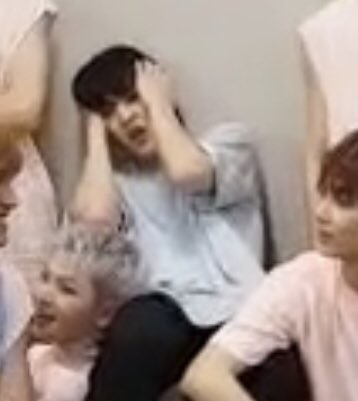 세븐틴 멤버들 텐션이 하늘을 뚫어도 웃지 못하는 한 명이 있긔 | 인스티즈