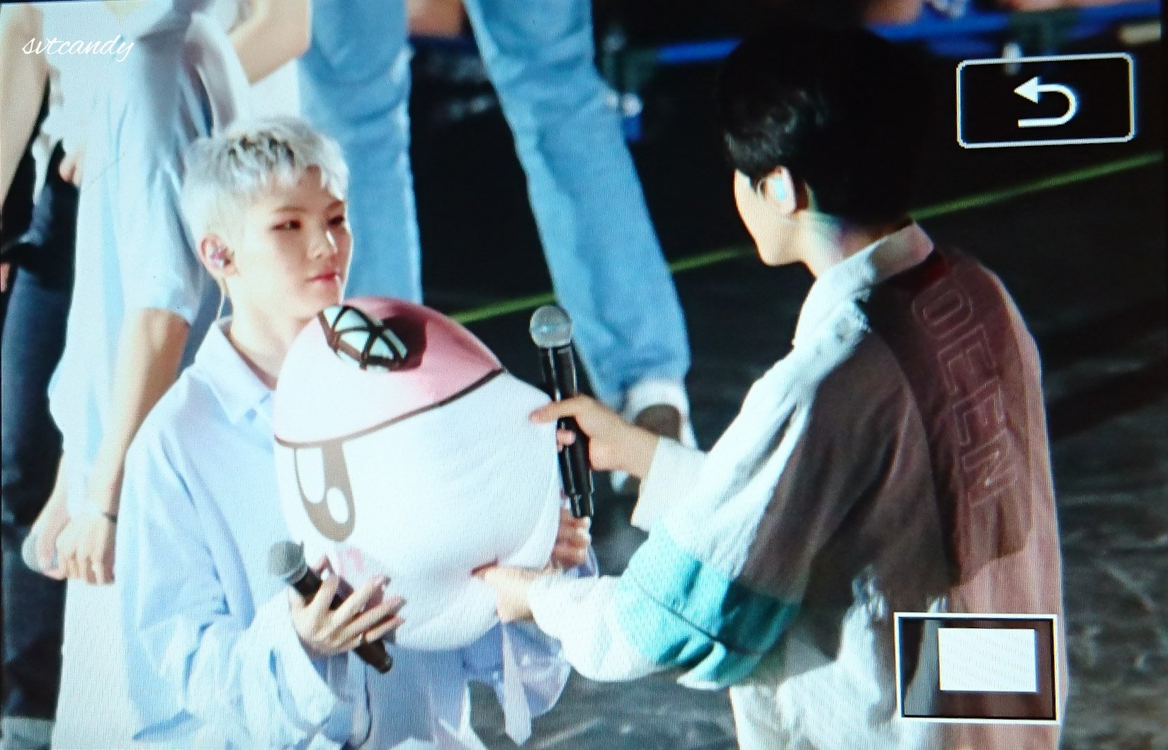 누가 이거 보고 크리스마스날 어린이집에서 산타 할아버지한테 선물 잘못 받은 어린애 같대ㅋㅋㅋㅋㅋ | 인스티즈