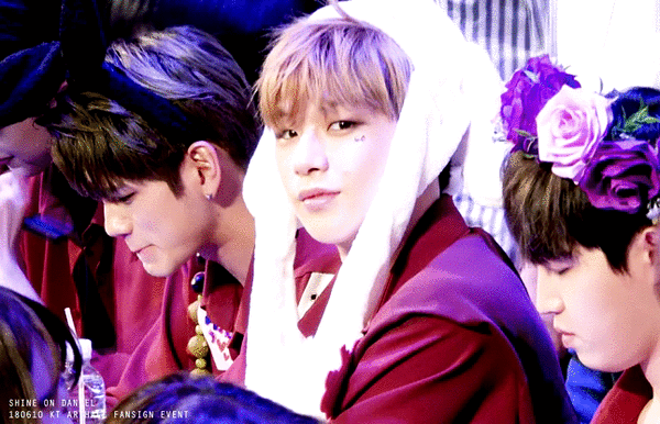 강다니엘 댕댕이 머리띠 낄때보면 가끔 자기 귀가 아닐까 생각이 들때가 있어(심각) | 인스티즈