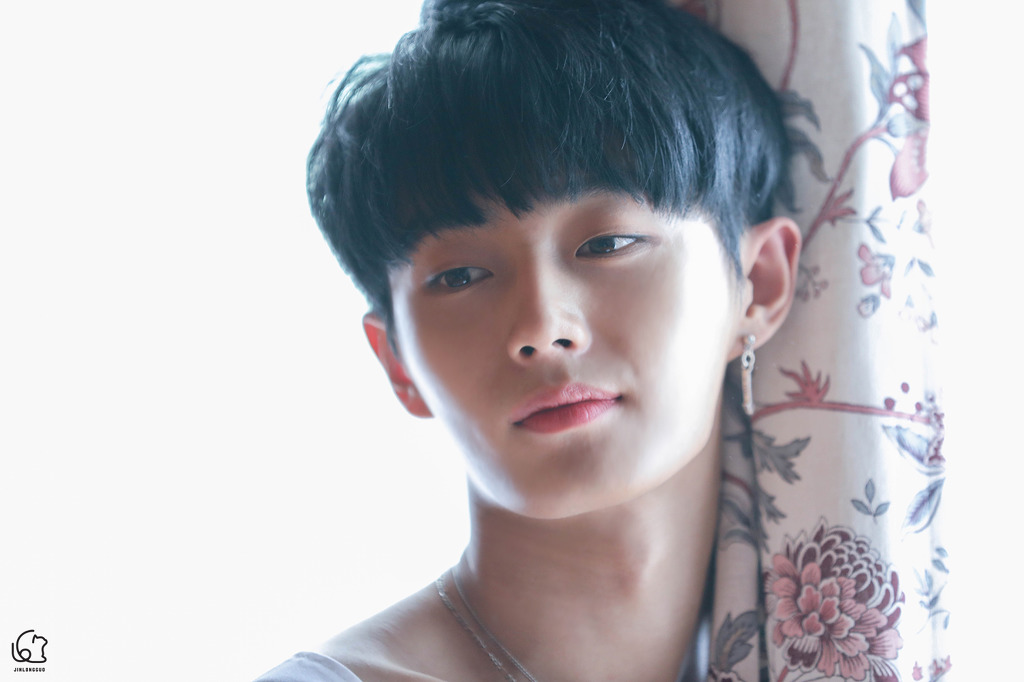 아니... 꽃무늬 커텐이 이렇게까지 잘 어울려도 되는 거냐구... | 인스티즈