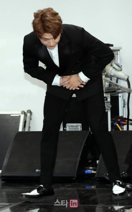 아니ㅋㅋ 강다니엘 인사할때 버릇 ㅋㅋㅋㅋㅋㅋㅋ | 인스티즈