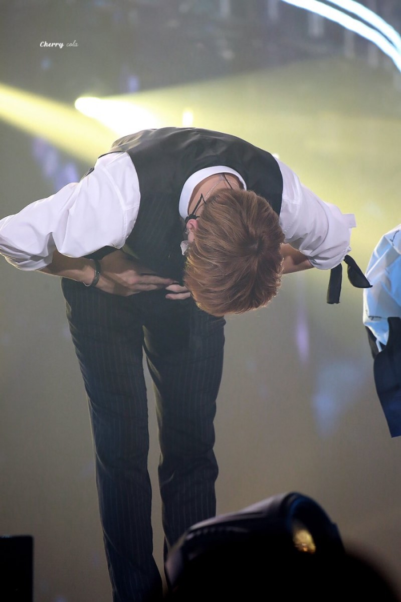 아니ㅋㅋ 강다니엘 인사할때 버릇 ㅋㅋㅋㅋㅋㅋㅋ | 인스티즈