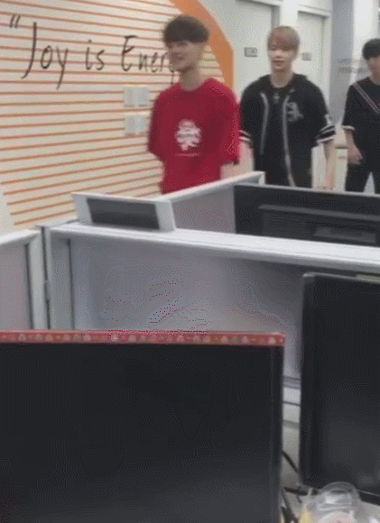 아니ㅋㅋ 강다니엘 인사할때 버릇 ㅋㅋㅋㅋㅋㅋㅋ | 인스티즈