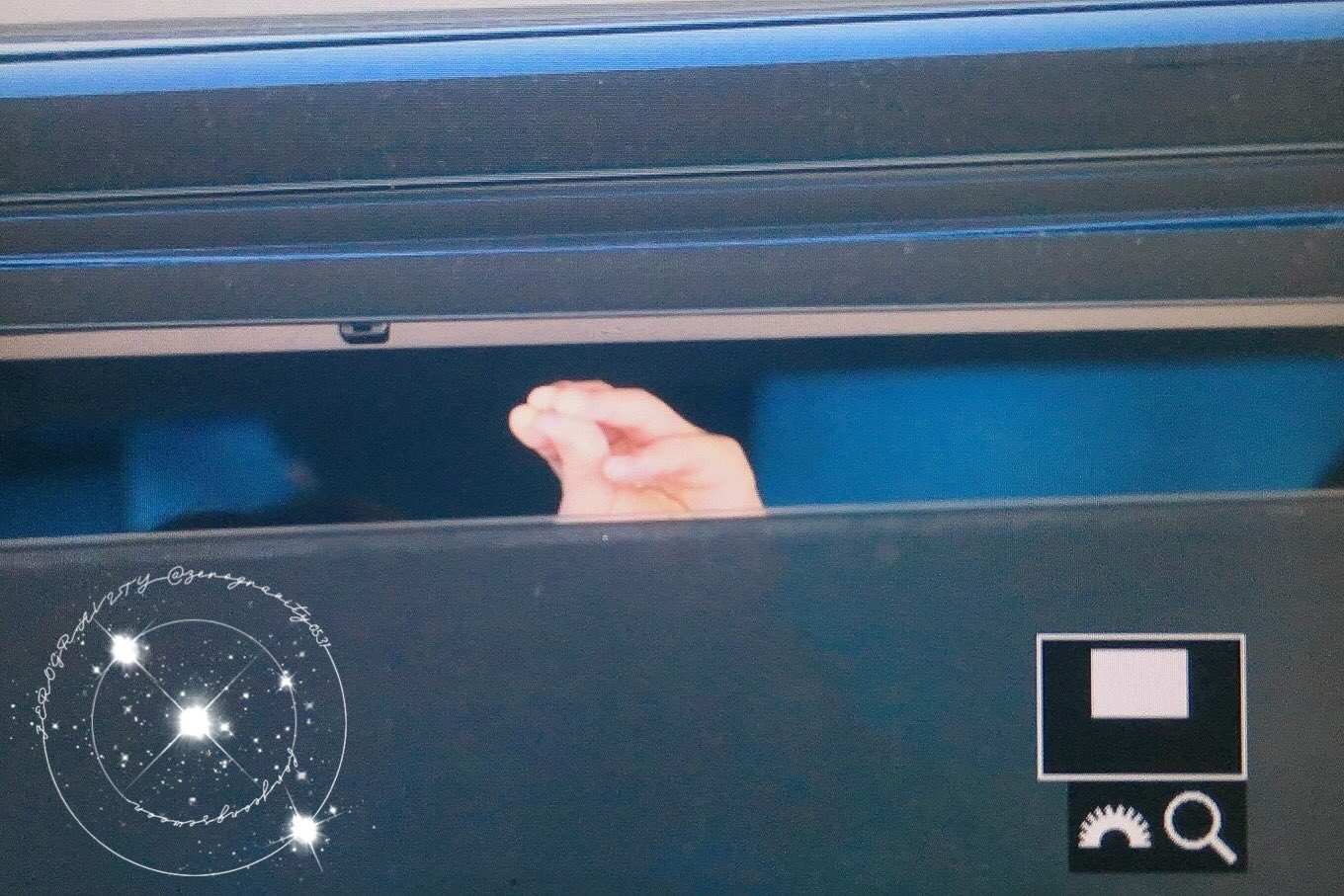 정세운이 팬들한테 창문 틈새로 인사하는 법 | 인스티즈