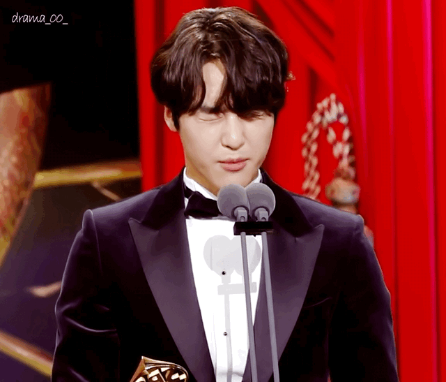 양세종 첫 시상식에서 상받고 너무 떨려서 눈감고 수상소감 하는 짤ㅋㅋㅋ | 인스티즈