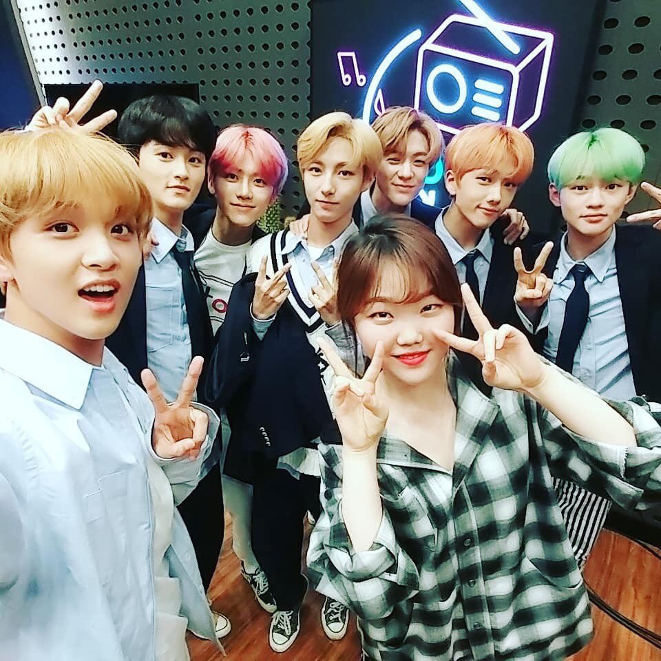 엔드림 악뮤 수혀니랑 사진 찍은거 너무 그 또래들 같아서 귀여워 | 인스티즈