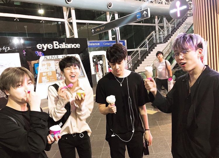 아이콘 지금 베라 먹는중인가봐 귀여운것들^^ 무해하다 | 인스티즈