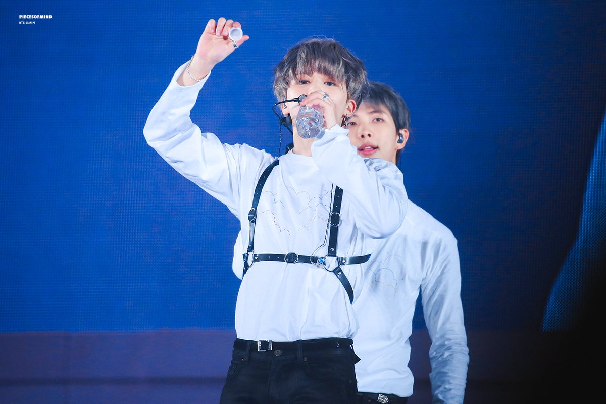 스타일리스트의 실수...하네스의 기능을 상실한 남자 아이돌 갑ㅠㅠㅠㅠㅠㅠ (방탄 지민 | 인스티즈