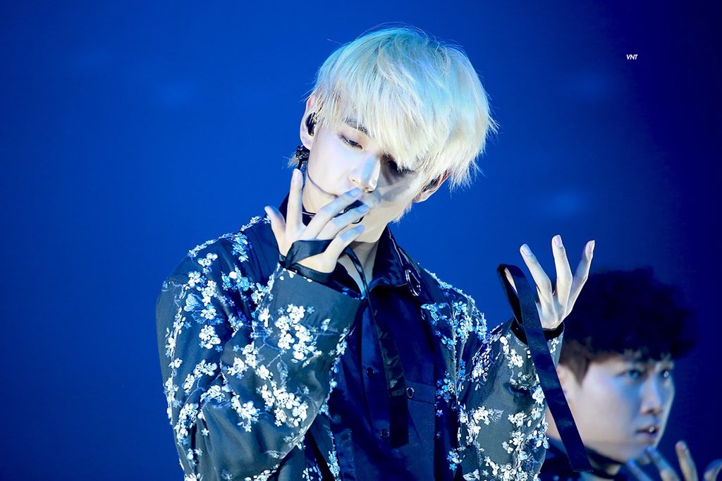 ㄱ 난 뷔 왼 취향인데 캐나다서 알파미 뿜는 뷔 사진 쩔어 | 인스티즈