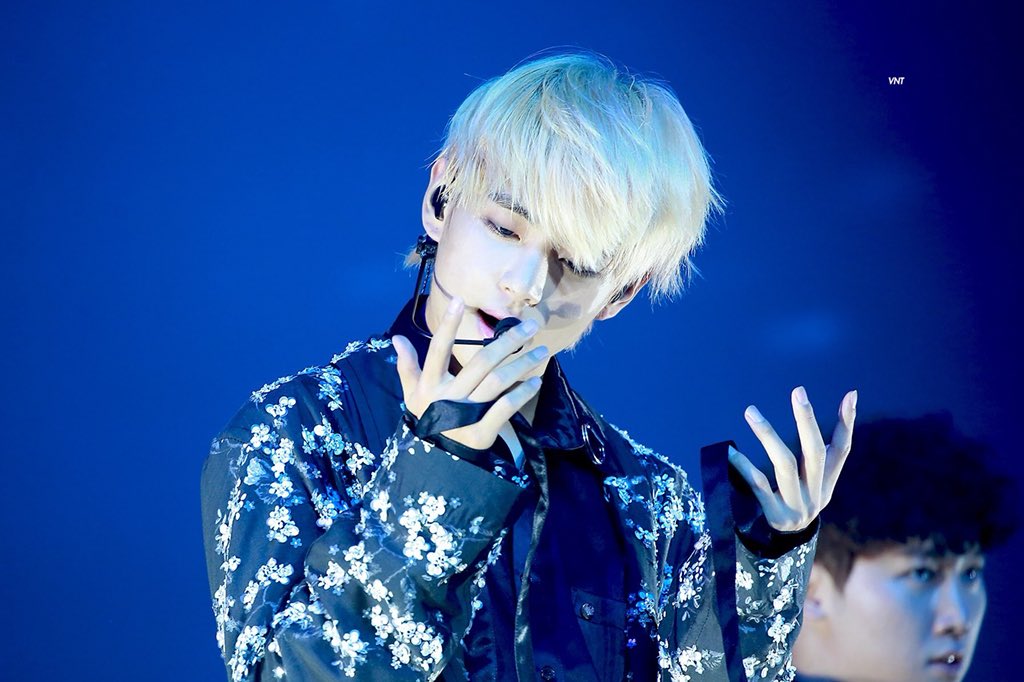 ㄱ 난 뷔 왼 취향인데 캐나다서 알파미 뿜는 뷔 사진 쩔어 | 인스티즈