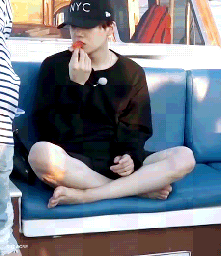 슈가 이 짤 진짜 한 손으로 들 수 있을 것 같아 | 인스티즈