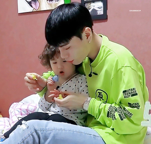 김상균 자기 새끼손가락 보다 작은 매니큐어 들고 발라주는거 너무 좋아ㅠㅠㅠ | 인스티즈