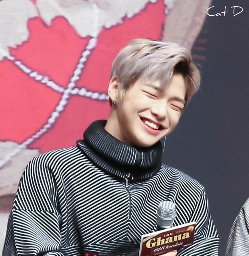 어쩜 이렇게 웃을때 입꼬리가 예쁘게 올라갈까(강다니엘 | 인스티즈