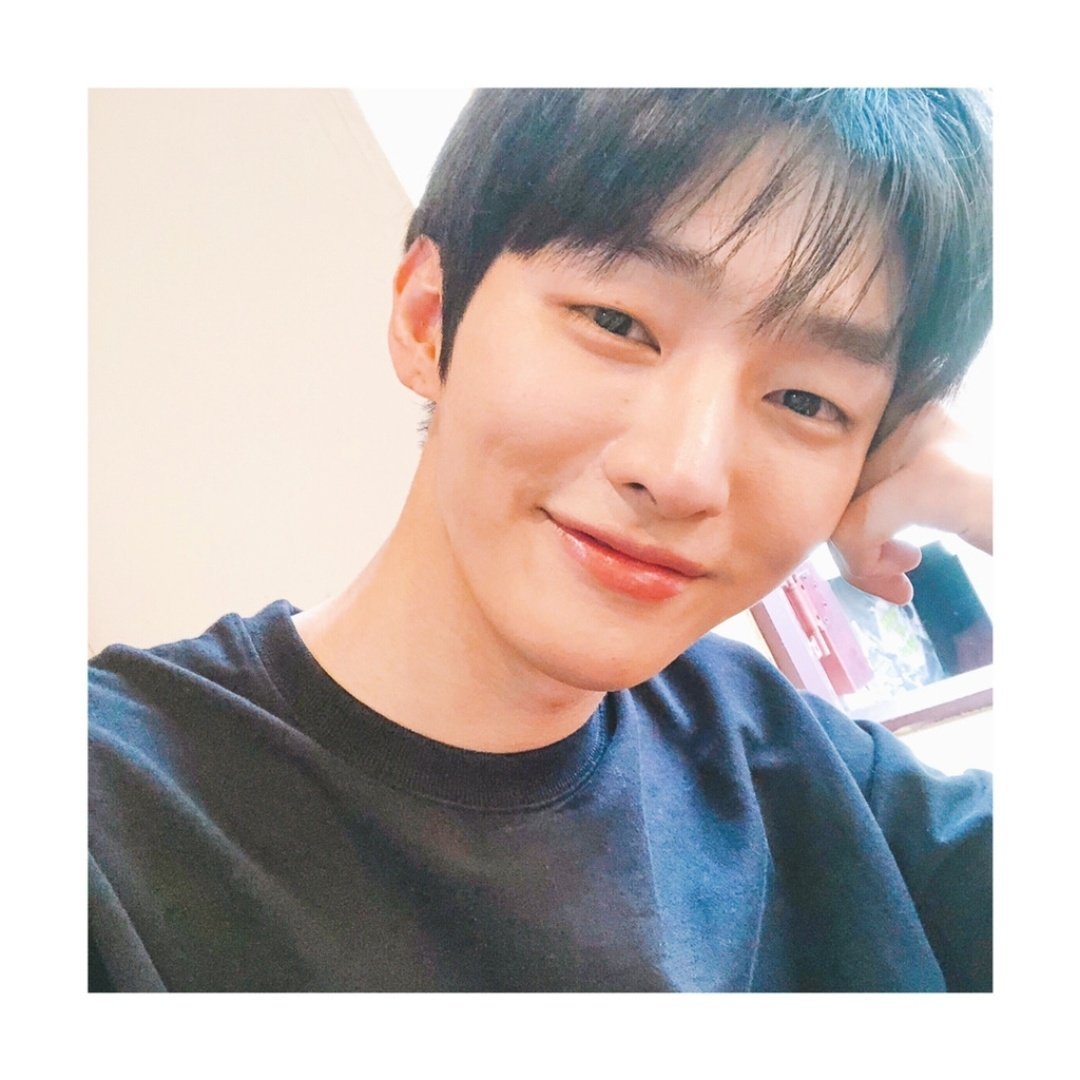 흑발 공개되자마자 흑발 셀카 풀어주는 윤지성 당신은 도덕책... | 인스티즈