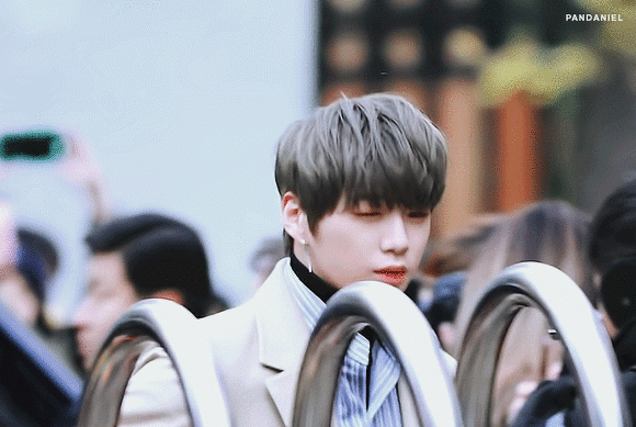 ㄱ 결혼발표 하러 들어오시는 녤신랑과 기자들 앞에서 인터뷰하는 윙신랑 | 인스티즈