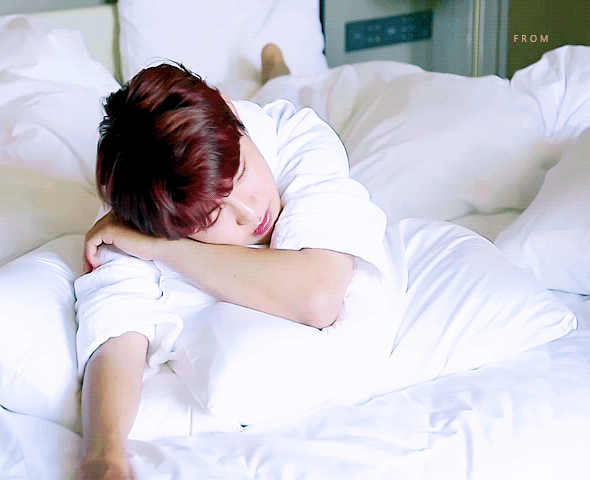 우진이가 이불에서 꼬물대니 | 인스티즈