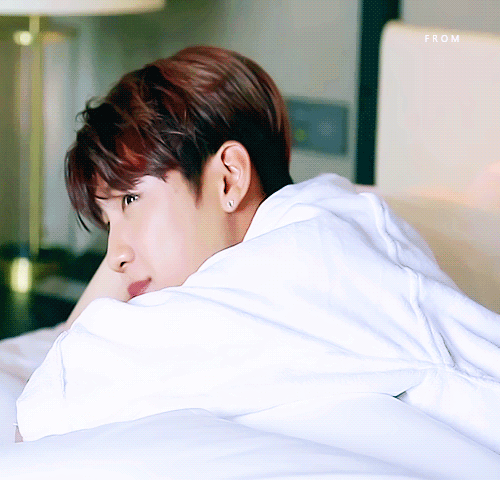 우진이가 이불에서 꼬물대니 | 인스티즈