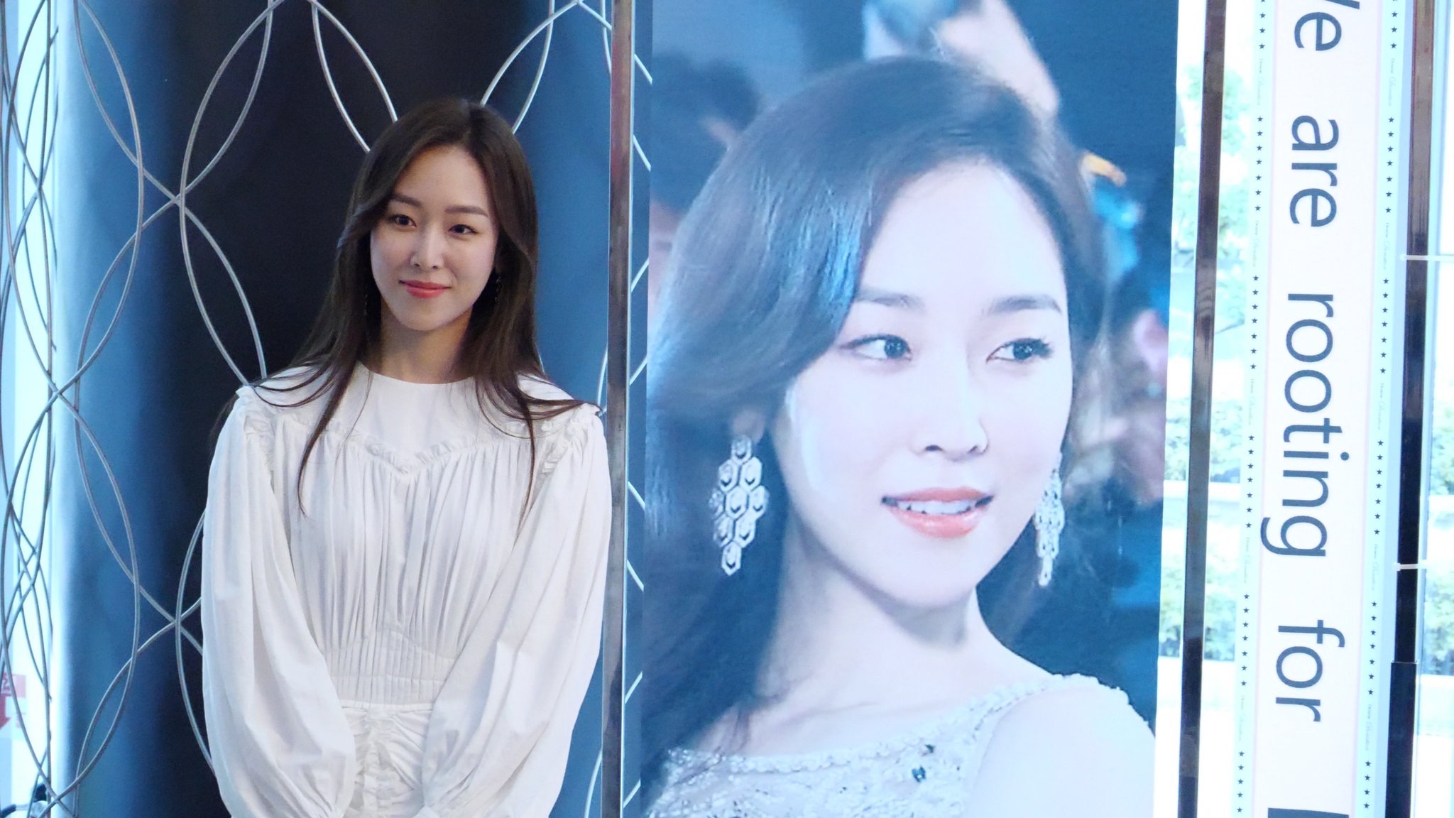 뒤에 조형물(?)때문에 토끼같아 보여.. 귀여워ㅠ.. 사랑해ㅐ.. | 인스티즈