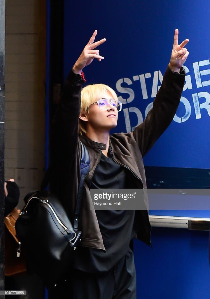 게티 이미지가 올려준 방탄 뷔 출근 패션 좀 봐ㄷㄷㄷㄷㄷ | 인스티즈