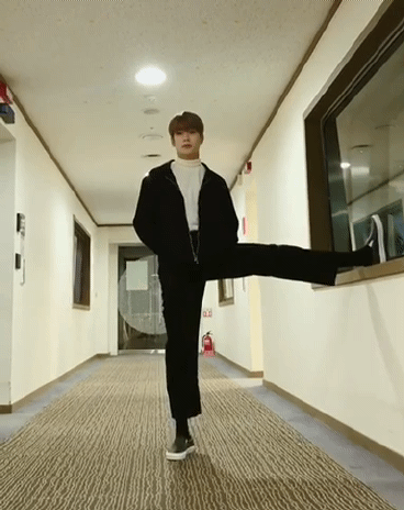 다리 길다고 자랑하는것만 같은 180cm 97년생 아이도루 | 인스티즈