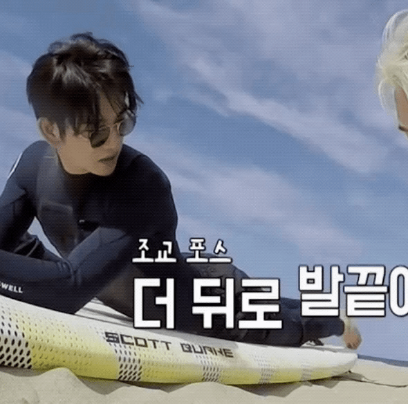 머리카락이 바람에 휘날리는데 래쉬가드 입고 선글라스 까지 꼈는데 잘생겼어 | 인스티즈