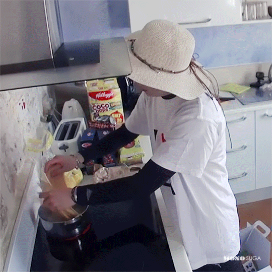 아 방탄 슈가 알럽몰타 티셔츠 입고 요리하는거 뭔데 귀엽냐 | 인스티즈