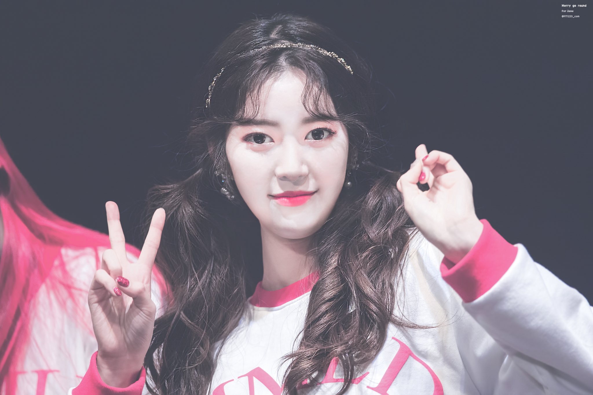 모랜 제인 자기 홈마가 자기 사진 보정한답시고 얼굴 다 망쳐놓은거 보면서 무슨 생각했을까... | 인스티즈