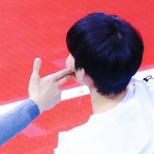 어떤 아이돌 막내가 맨날 볼따구 쪼물거려지는 이유.gif | 인스티즈