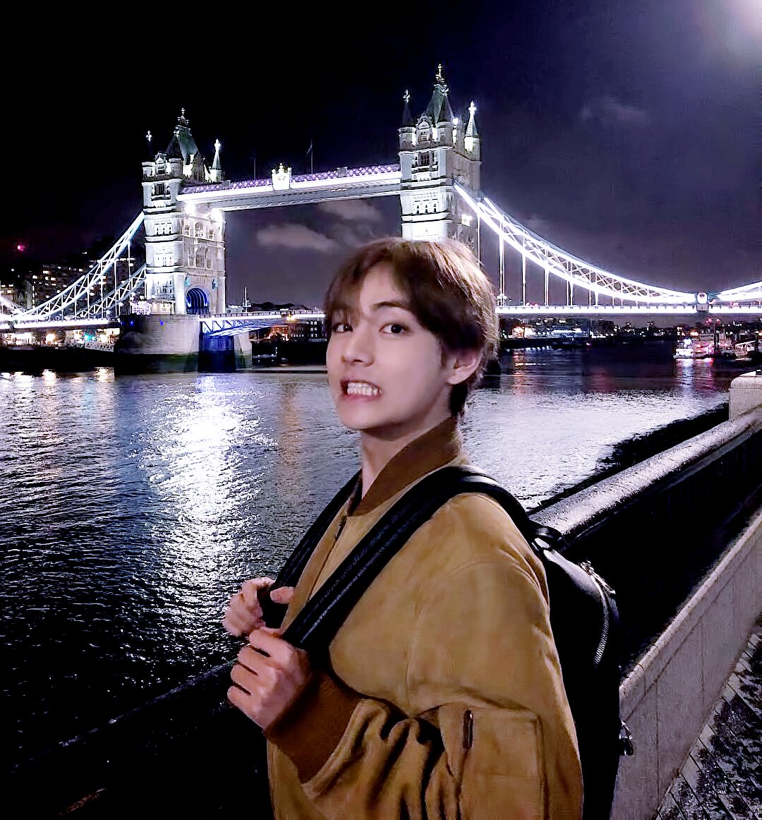 방탄소년단 뷔 배경화면 하고싶은데 고민 됨 선택 플리즈🙏 | 인스티즈