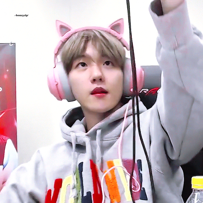 백현 얼굴만 보면 설레는 나란 사람......gif | 인스티즈