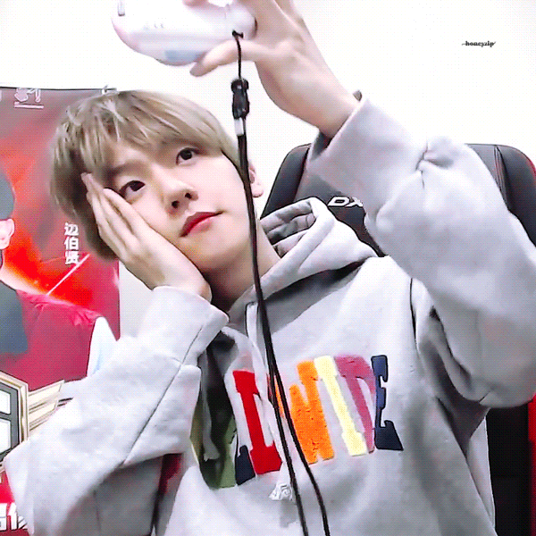 백현 얼굴만 보면 설레는 나란 사람......gif | 인스티즈