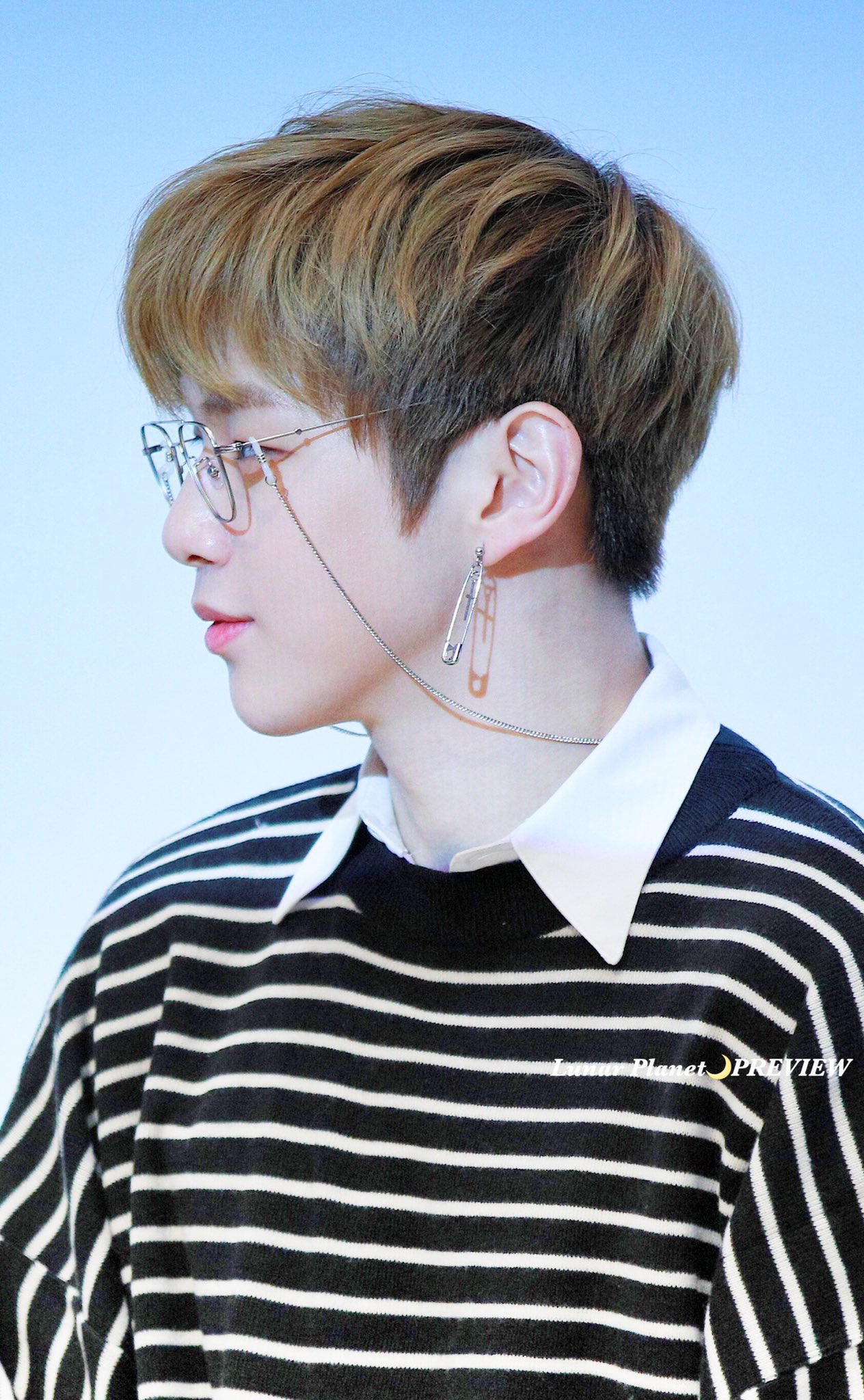 강다니엘 사진 줍는데 진짜 귀엽다 | 인스티즈