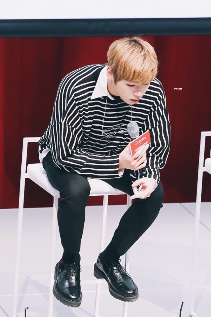 강다니엘 사진 줍는데 진짜 귀엽다 | 인스티즈