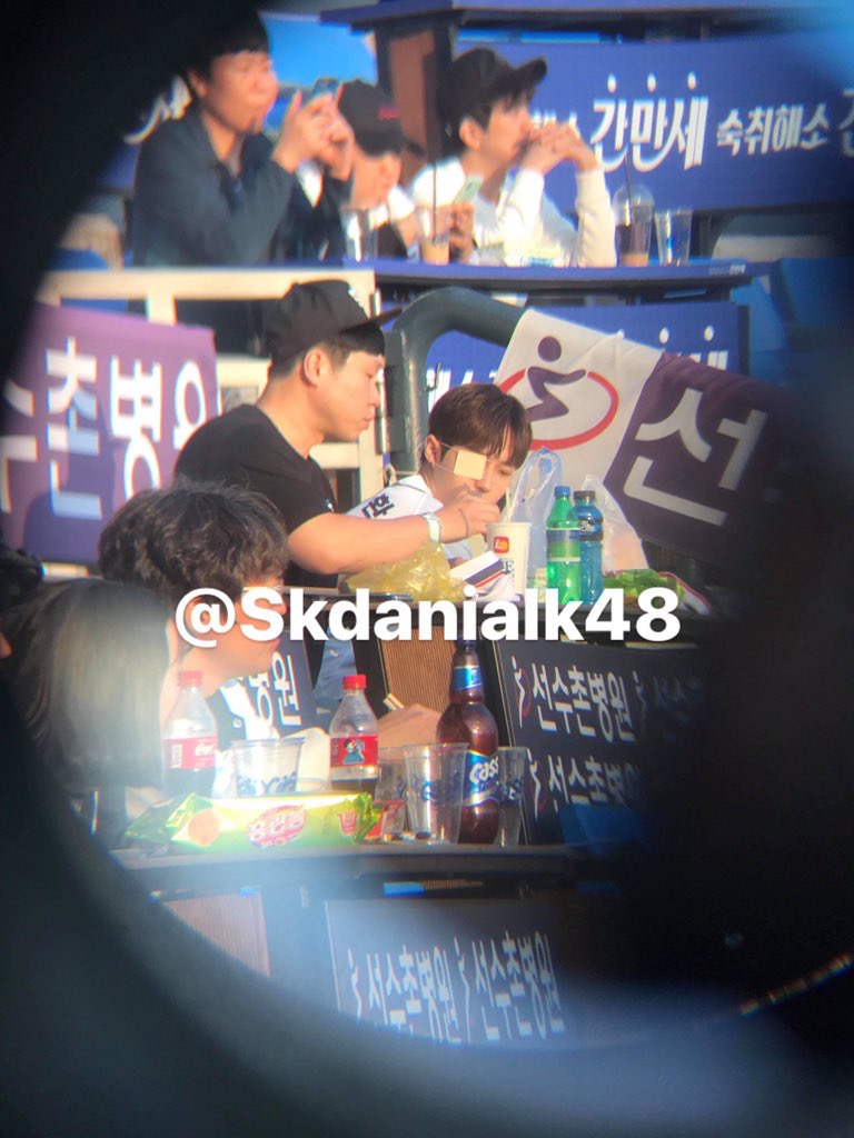 매니저가 재환이 음료수 먹여주는건가.....?ㅋㅋㅋㅋㅋㅋ | 인스티즈