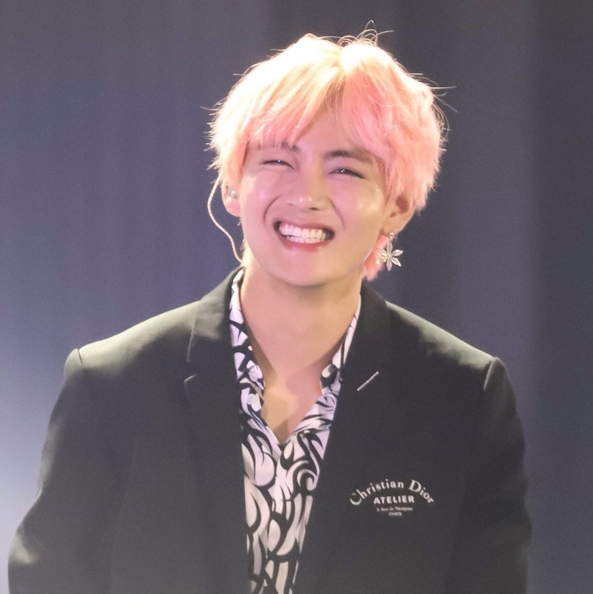 방탄 뷔 네모낳게 웃는다고 해서 그게 몬소리야 이랬는데 | 인스티즈