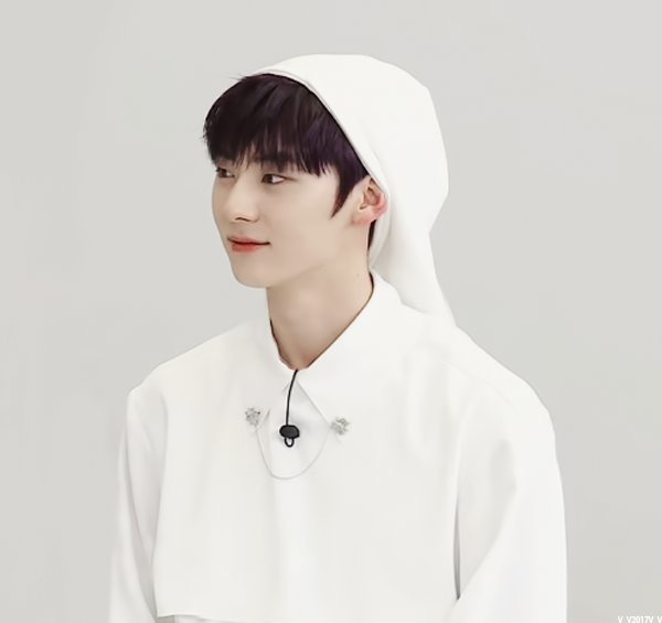 황민현 이 모자 왜 쓰고 있는거야?? | 인스티즈