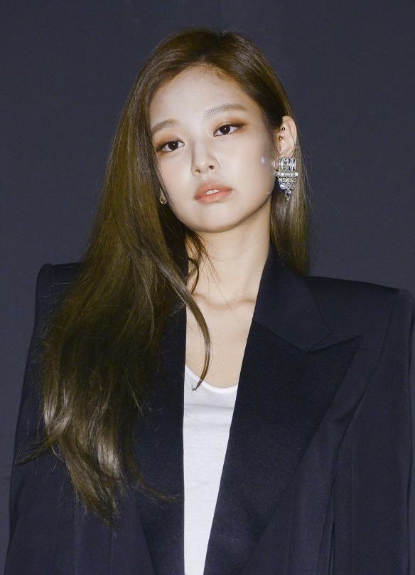K-netizens react to Jennie looking like a CEO’s daughter who attended ...