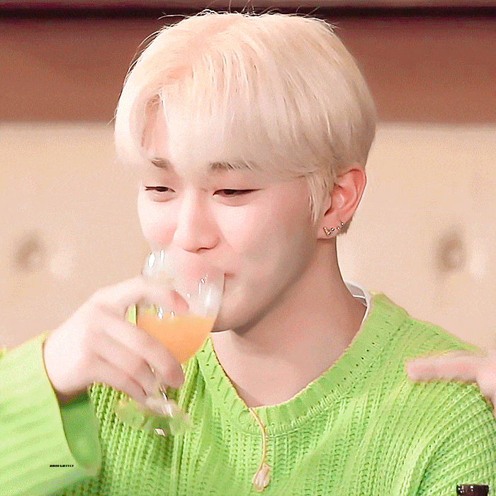 골차 빅톤 깨뉴 ㄹㅊ 1 지금 비맞으며 감성에 취함 2 그런 1 사진찍음 3 창밖에서 1하고 2 한심하게 바라봄 | 인스티즈