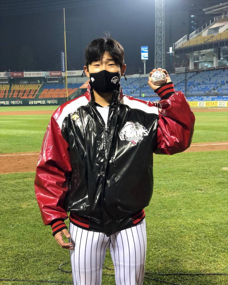 준형이 데뷔 첫승⚾️ 우영이 팀 최다홀드 신기록⚾️ | 인스티즈