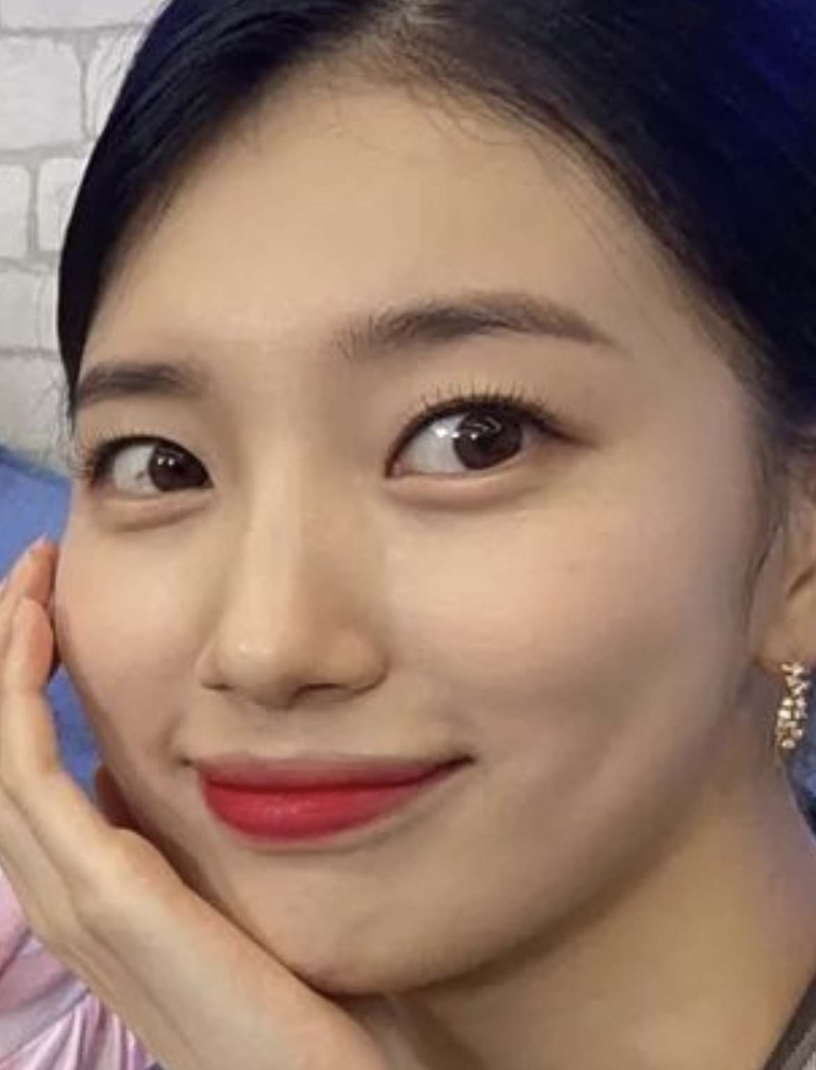 [잡담] 안나 보면서 안건데 수지 눈 안에 점 같은게 있다...!! - 인스티즈(Instiz) 카테고리