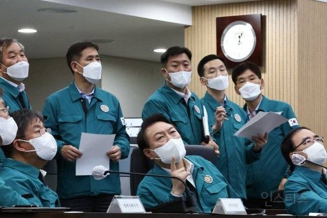 윤석열 대통령..밤사이 실시간 상황 점검 "태풍 완전 종료까지 긴장 놓지 말라” | 인스티즈