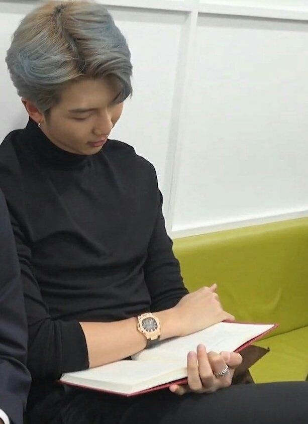 [잡담] 방탄 알엠처럼 되려면 진짜 때장소 안가리고 독서해야 하구나 | 인스티즈